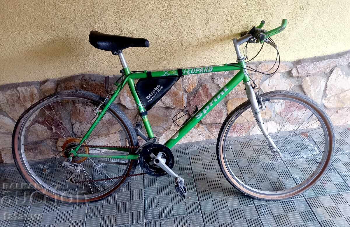 Велосипед, колело, ръждясала верига,другото е добре. Велосипед, колело, ръждясала верига,другото е добре.