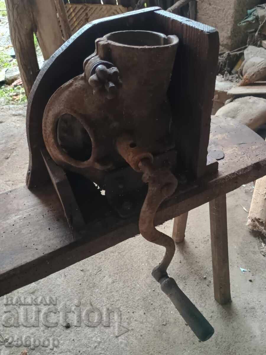 Стара ръчна роначка за царевица с цена 50.00 лв. | € 25.56 Стара ръчна роначка за царевица с цена 50.00 лв. | € 25.56