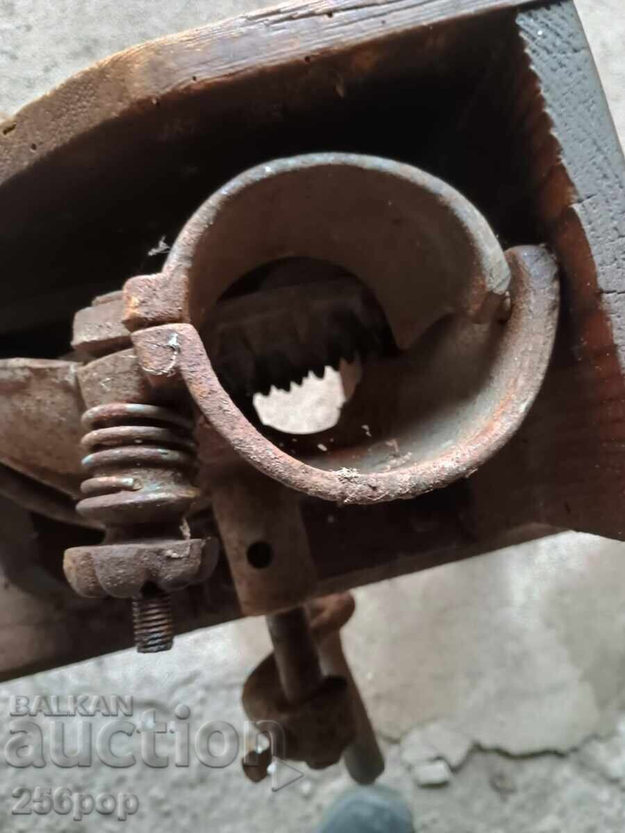 Аукцион Стара ръчна роначка за царевица Аукцион Стара ръчна роначка за царевица