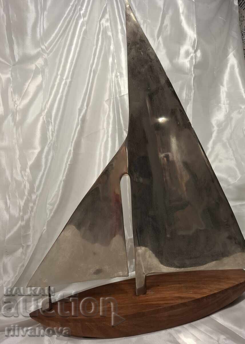 Sculptură mare Iaht cu preț 220.00 BGN | € 112.48 Sculptură mare Iaht cu preț 220.00 BGN | € 112.48