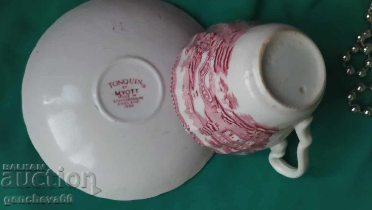 Παράδοση Όμορφο Αγγλικό πιάτο και φλιτζάνι καφέ Παράδοση Όμορφο Αγγλικό πιάτο και φλιτζάνι καφέ