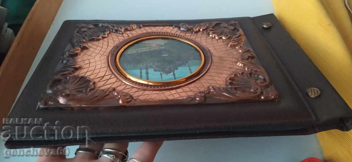 Licitație Album foto din piele cu decorațiuni din cupru Licitație Album foto din piele cu decorațiuni din cupru