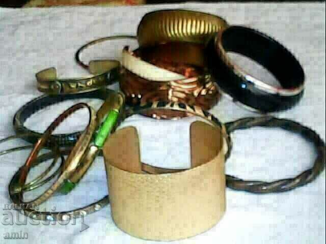 πολλά παλιά βραχιόλια πολλά παλιά βραχιόλια