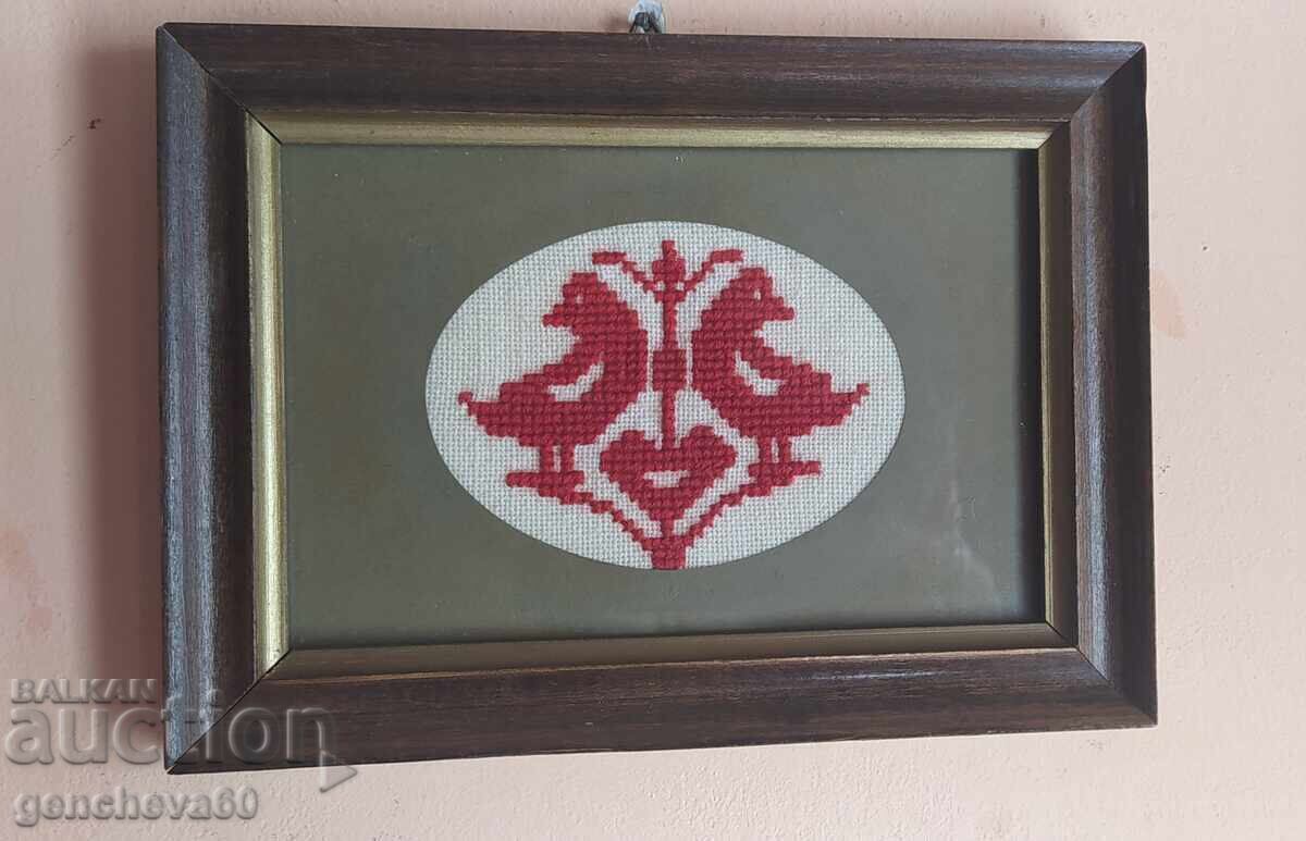 Broderie bulgărească înrămată „Pui” cu preț € 8.00 | 15.65 BGN Broderie bulgărească înrămată „Pui” cu preț € 8.00 | 15.65 BGN