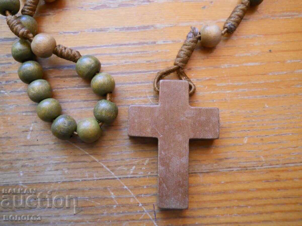 Rozariu vintage din mărgele de lemn și cruce - Italia cu preț € 12.78 | 25.00 BGN