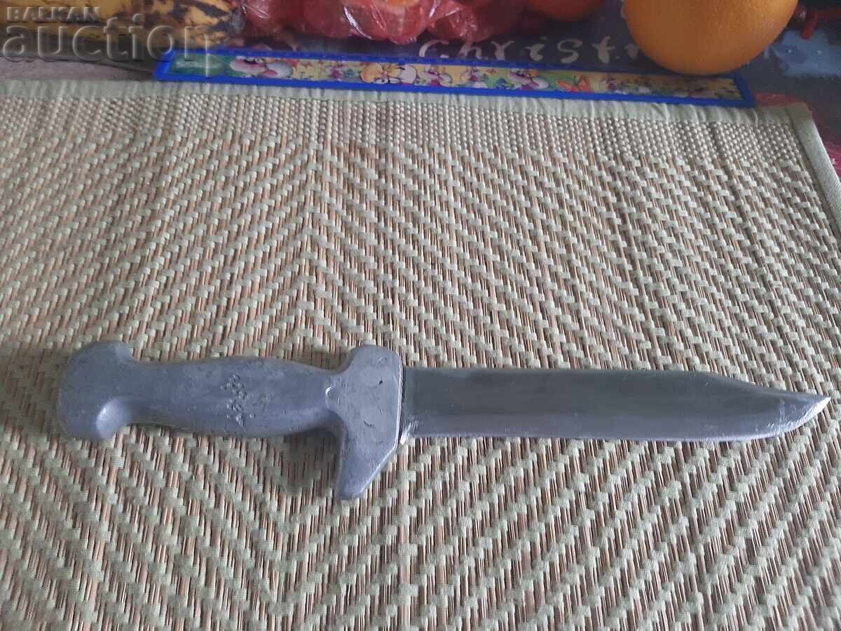 Livrarea Cuțit masiv metalic Livrarea Cuțit masiv metalic