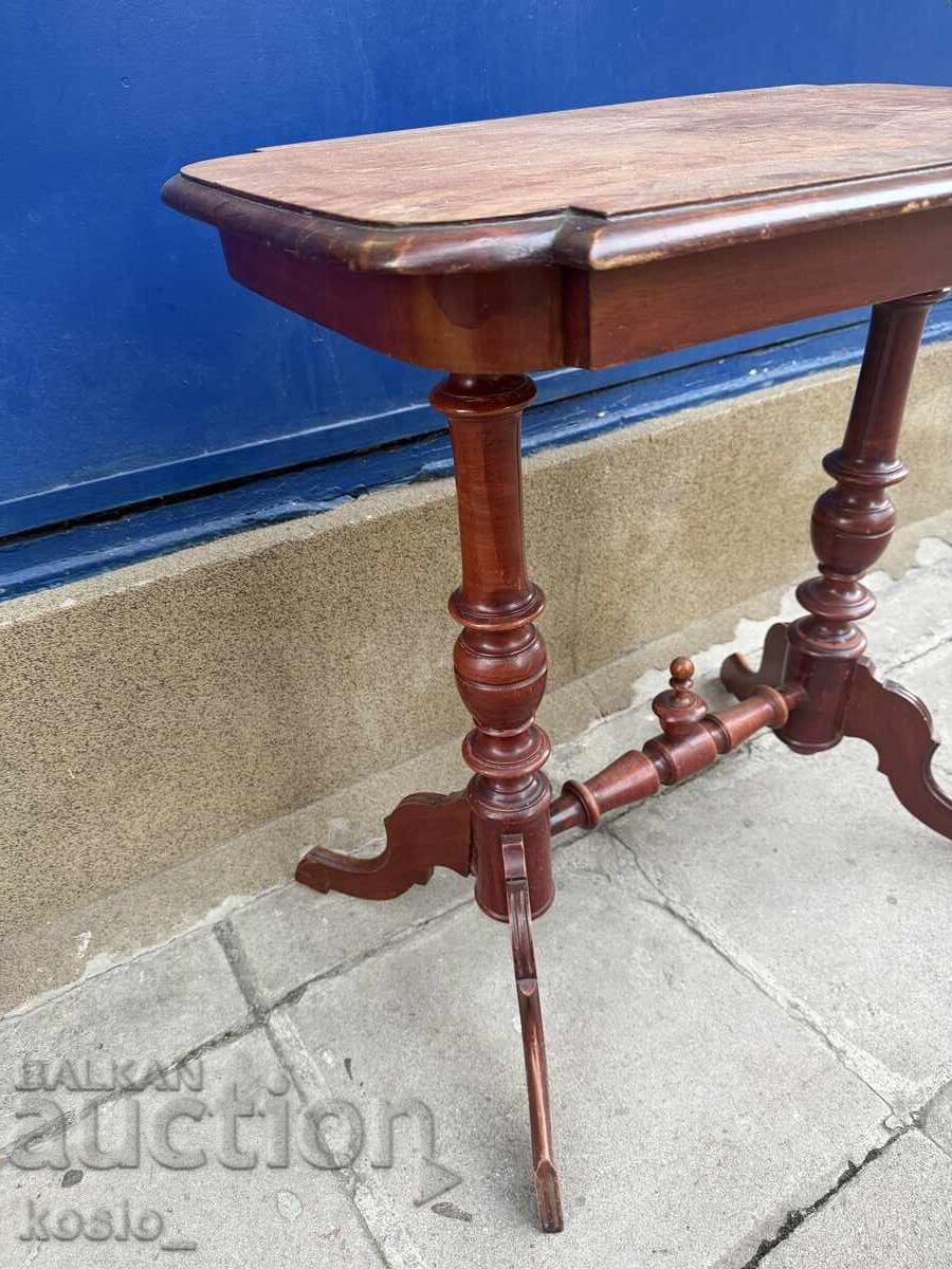 Аукцион Старинна помощна масичка Аукцион Старинна помощна масичка