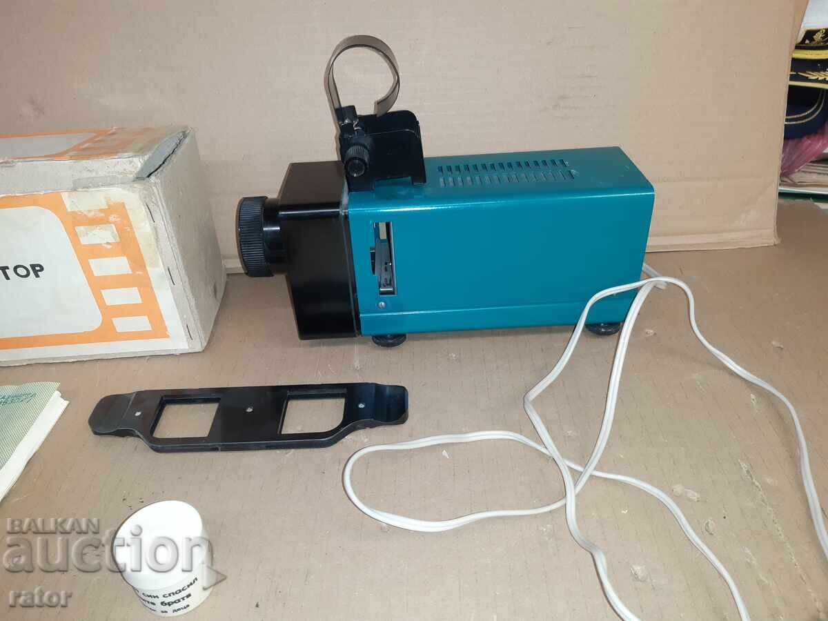 Vechi proiector de diapozitive pentru filme și diapozitive SSSR cu preț 47.99 BGN | € 24.54 Vechi proiector de diapozitive pentru filme și diapozitive SSSR cu preț 47.99 BGN | € 24.54