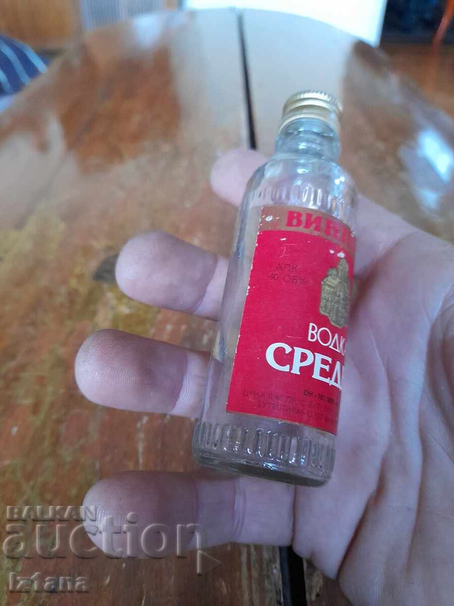 Ένα παλιό μπουκάλι βότκα Sredets με τιμή 22.00 BGN | € 11.25 Ένα παλιό μπουκάλι βότκα Sredets με τιμή 22.00 BGN | € 11.25