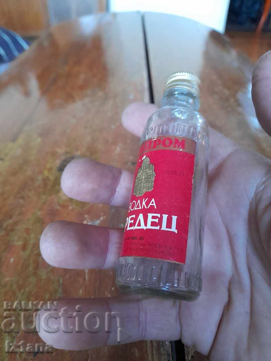 Δημοπρασία Ένα παλιό μπουκάλι βότκα Sredets Δημοπρασία Ένα παλιό μπουκάλι βότκα Sredets