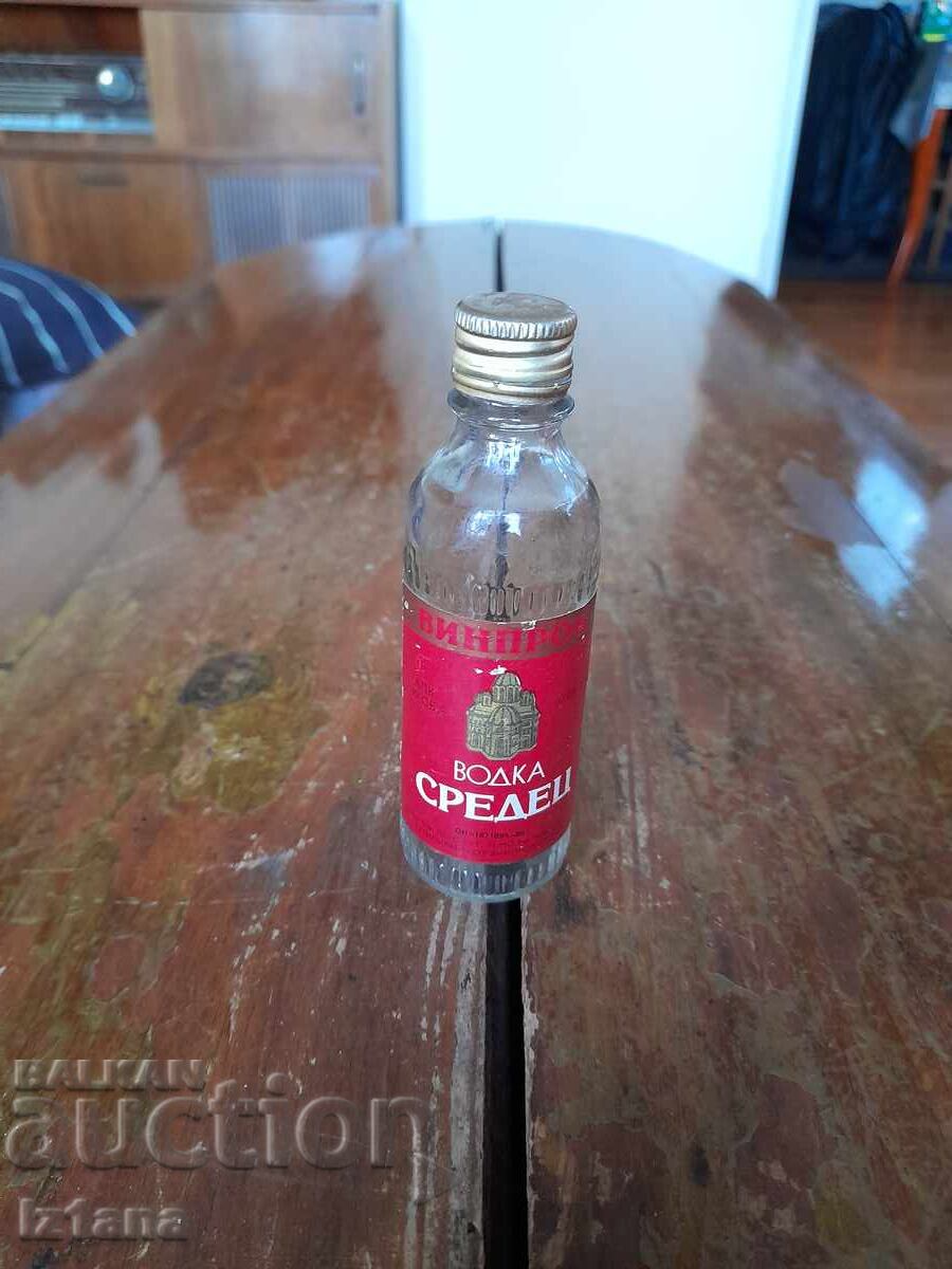 Ένα παλιό μπουκάλι βότκα Sredets Ένα παλιό μπουκάλι βότκα Sredets