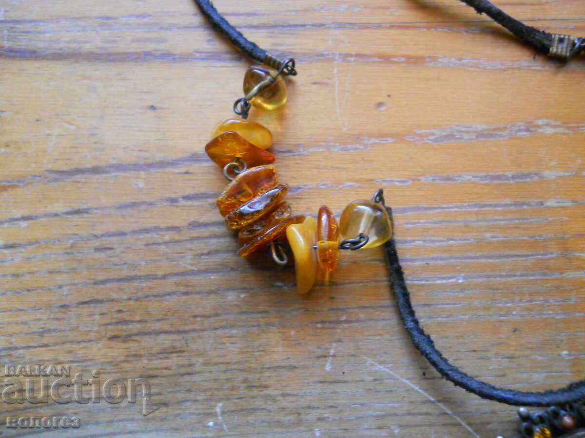 Livrarea Colier vechi cu pandantiv și mărgele din chihlimbar baltic