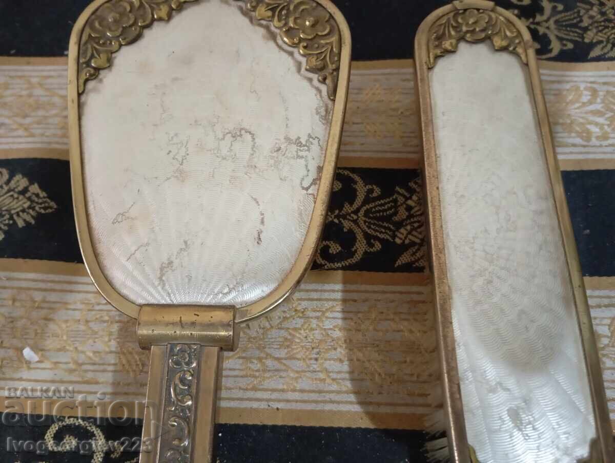 Αντίκα βούρτσα μαλλιών και βούρτσα ρούχων με τιμή 50.00 BGN | € 25.56 Αντίκα βούρτσα μαλλιών και βούρτσα ρούχων με τιμή 50.00 BGN | € 25.56