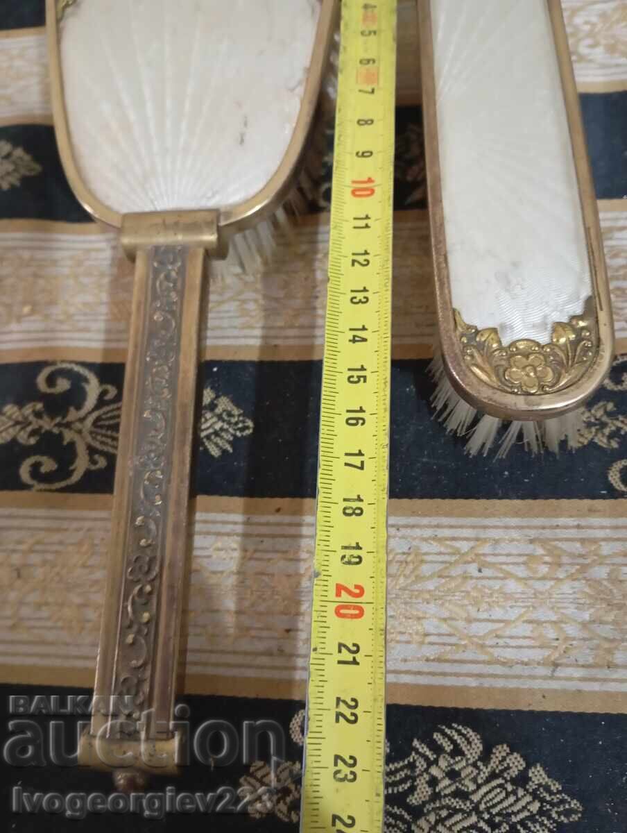 Δημοπρασία Αντίκα βούρτσα μαλλιών και βούρτσα ρούχων Δημοπρασία Αντίκα βούρτσα μαλλιών και βούρτσα ρούχων