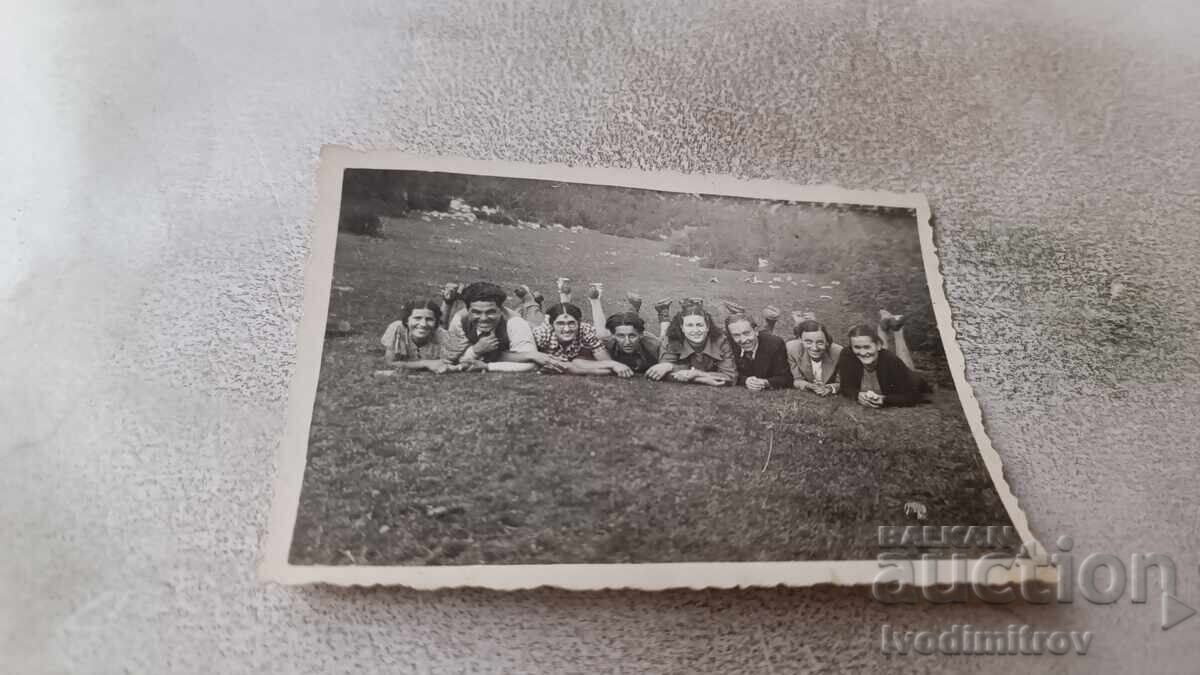 Fotografie Lukovit Tineri și tinere culcați pe iarbă 1938 Fotografie Lukovit Tineri și tinere culcați pe iarbă 1938