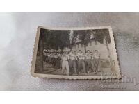 Снимка Маршируващи млади мъже по улицата