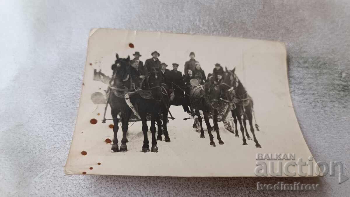 Снимка Мъже и жени с каруци през зимата Снимка Мъже и жени с каруци през зимата