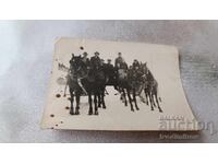 Снимка Мъже и жени с каруци през зимата