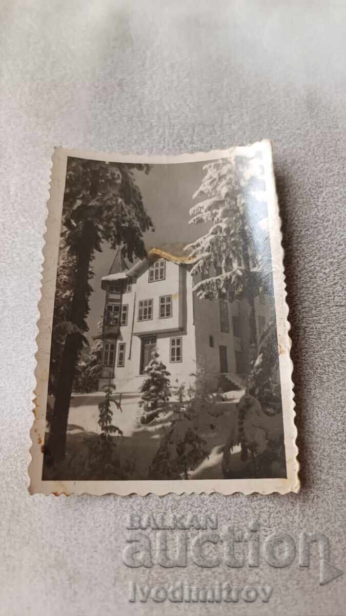 Φωτογραφία Βίλα στο βουνό τον χειμώνα Φωτογραφία Βίλα στο βουνό τον χειμώνα