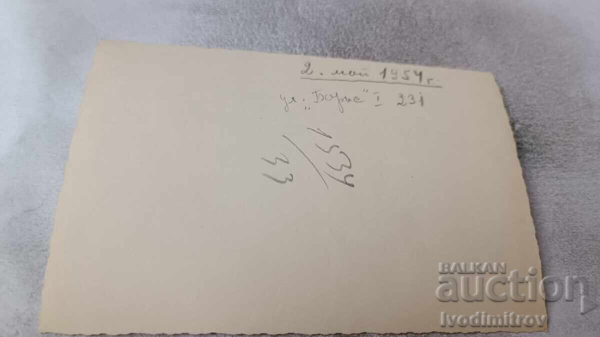 Fotografie Sofia Bărbați femei și copii pe str. Boris I nr. 231 1954 cu preț 9.65 BGN | € 4.93 Fotografie Sofia Bărbați femei și copii pe str. Boris I nr. 231 1954 cu preț 9.65 BGN | € 4.93