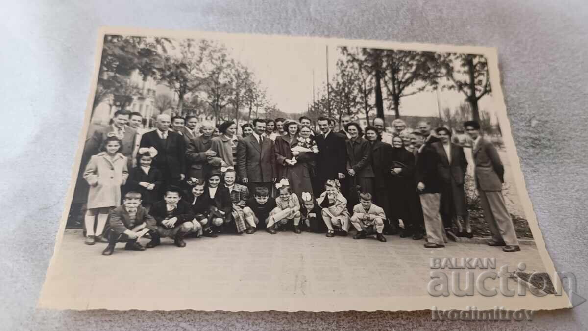 Fotografie Sofia Bărbați femei și copii pe str. Boris I nr. 231 1954 Fotografie Sofia Bărbați femei și copii pe str. Boris I nr. 231 1954