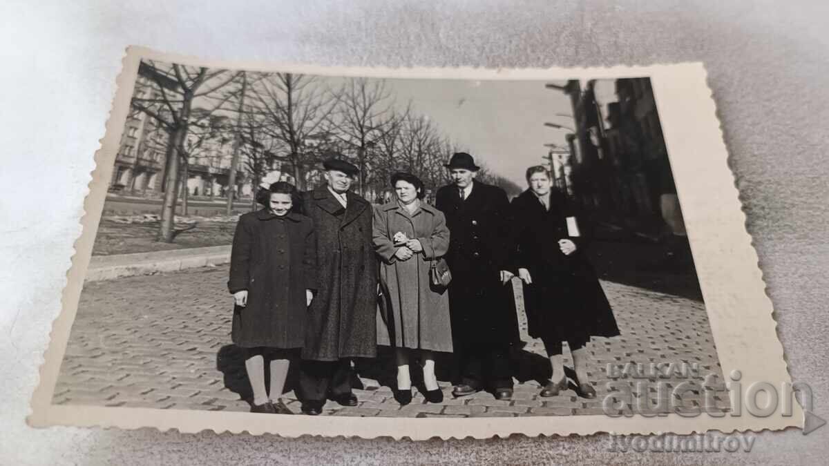 Снимка София Мъже жени и момиче на улицата 1958 Снимка София Мъже жени и момиче на улицата 1958