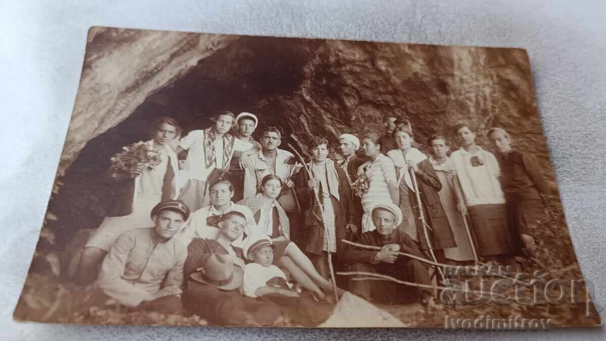 Fotografie Lukovit Tineri și tinere în peștera vârfului Cherven Fotografie Lukovit Tineri și tinere în peștera vârfului Cherven