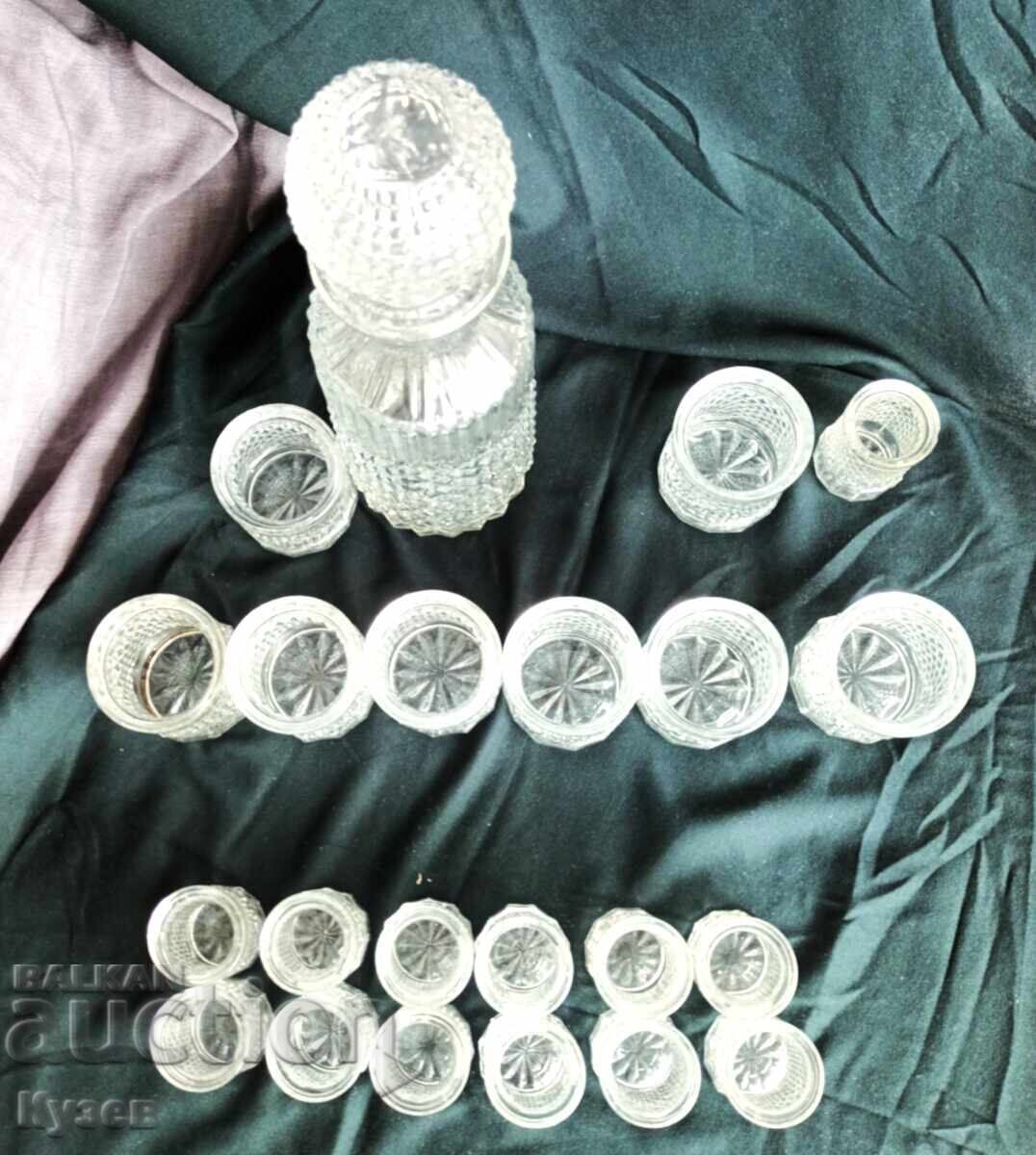 Δημοπρασία Σερβίς για ρακή με καράφα vintage κρυστάλλινο γυαλί Δημοπρασία Σερβίς για ρακή με καράφα vintage κρυστάλλινο γυαλί