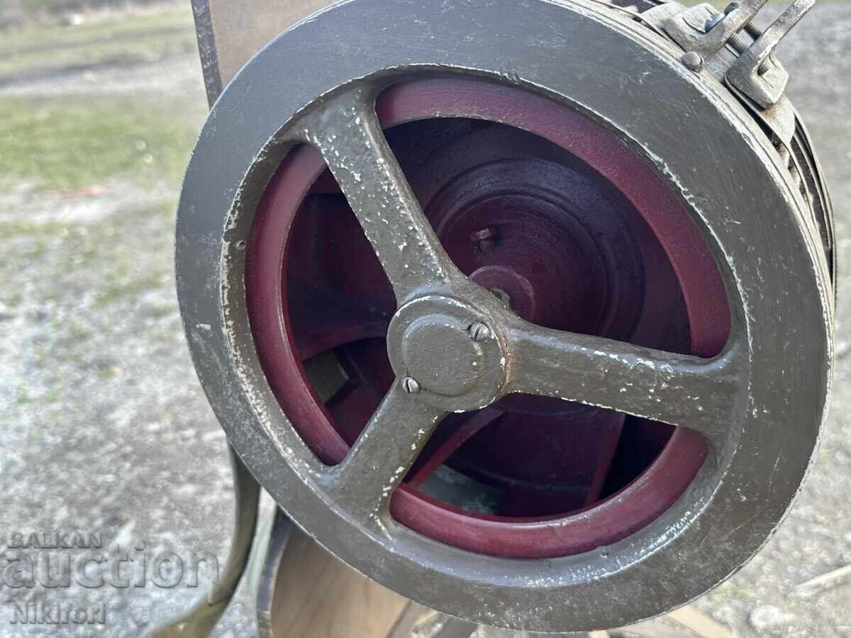 Доставка на Военна Ръчна Сирена за Въздушна Тревога Доставка на Военна Ръчна Сирена за Въздушна Тревога