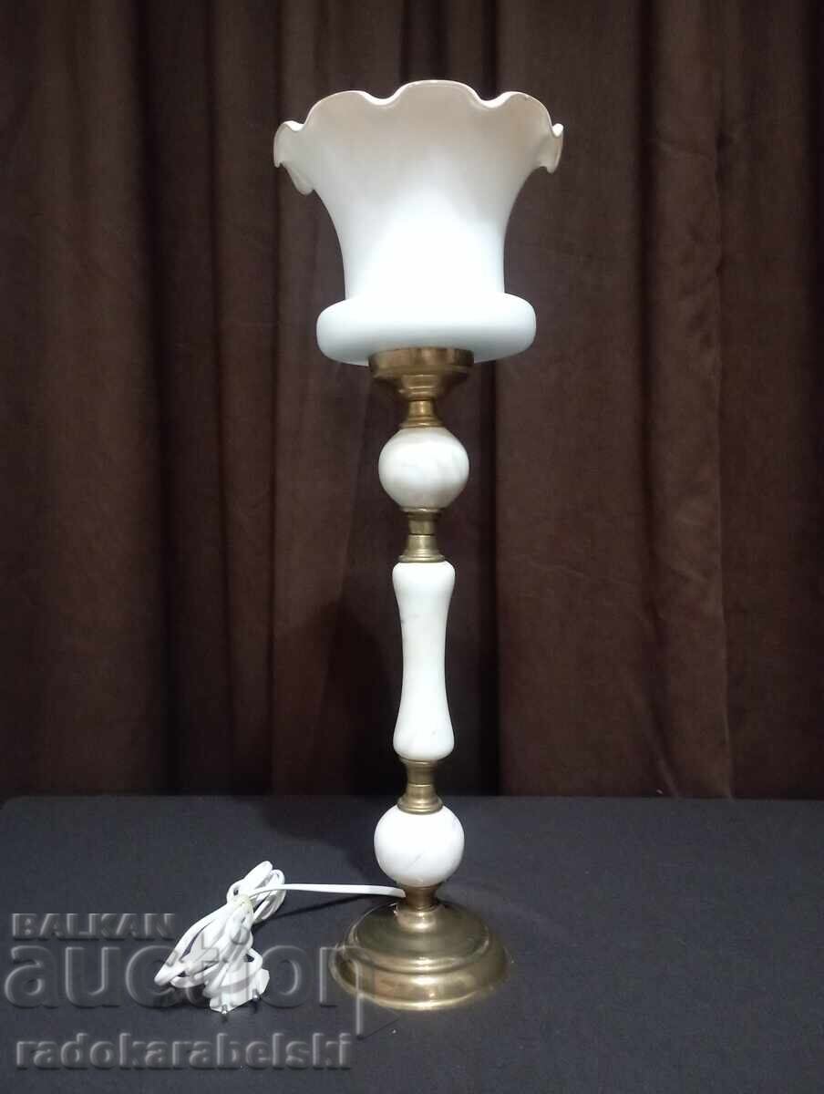 Set două lămpi de marmură cu abajur de sticlă albă cu preț 99.90 BGN | € 51.08 Set două lămpi de marmură cu abajur de sticlă albă cu preț 99.90 BGN | € 51.08