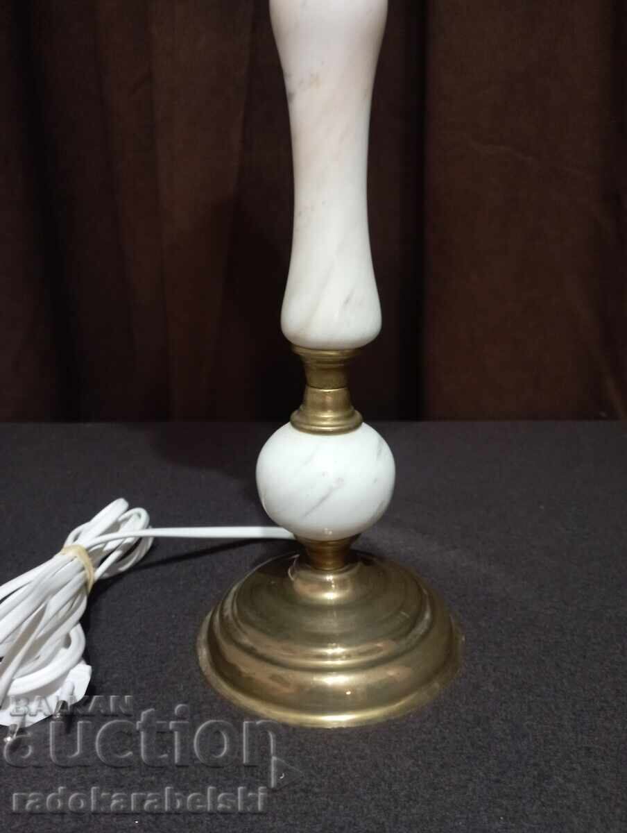 Licitație Set două lămpi de marmură cu abajur de sticlă albă Licitație Set două lămpi de marmură cu abajur de sticlă albă