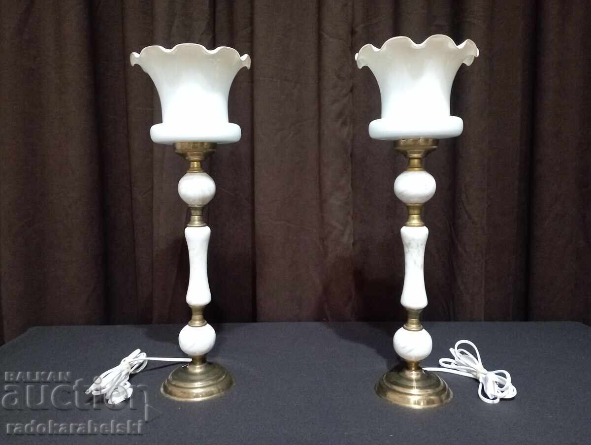 Set două lămpi de marmură cu abajur de sticlă albă Set două lămpi de marmură cu abajur de sticlă albă