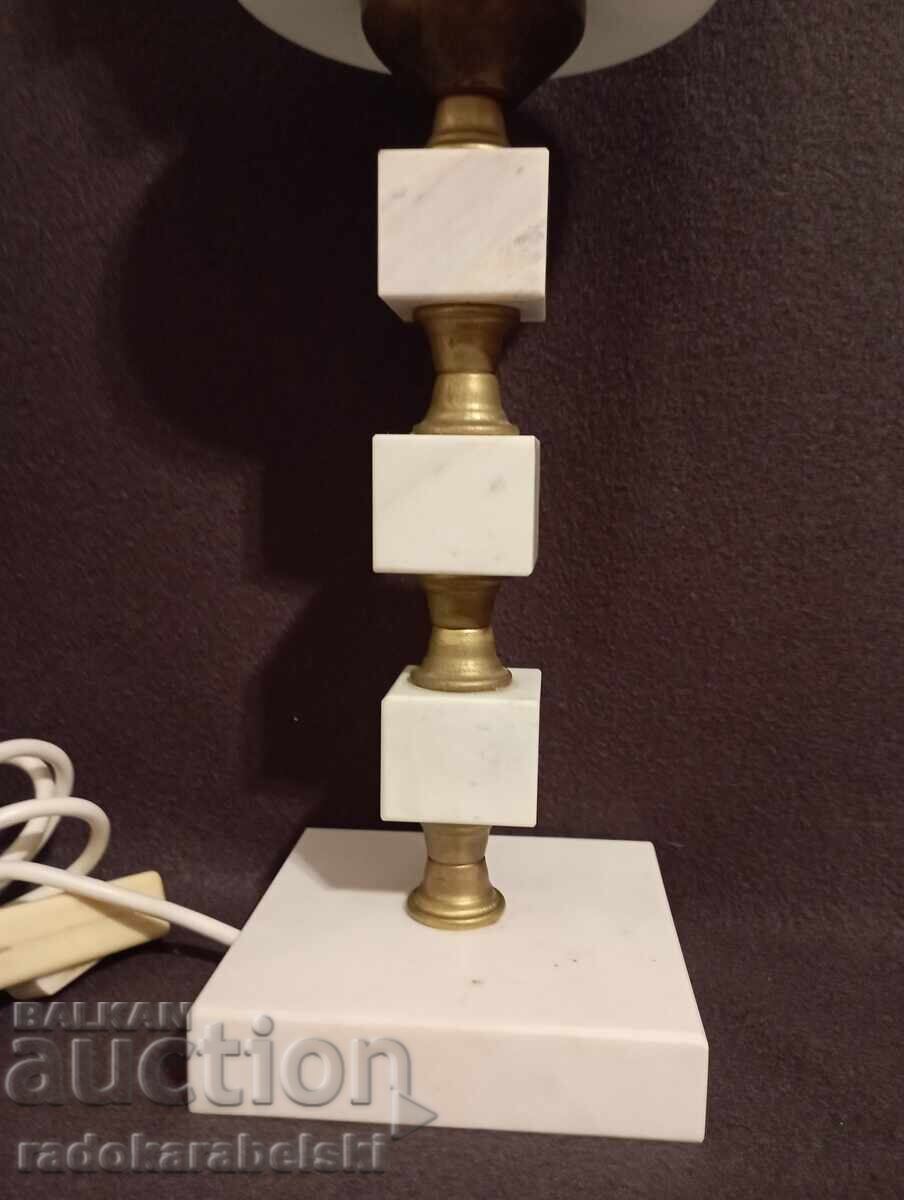 Lampă de marmură frumoasă cu abajur din sticlă albă cu preț 39.90 BGN | € 20.40 Lampă de marmură frumoasă cu abajur din sticlă albă cu preț 39.90 BGN | € 20.40