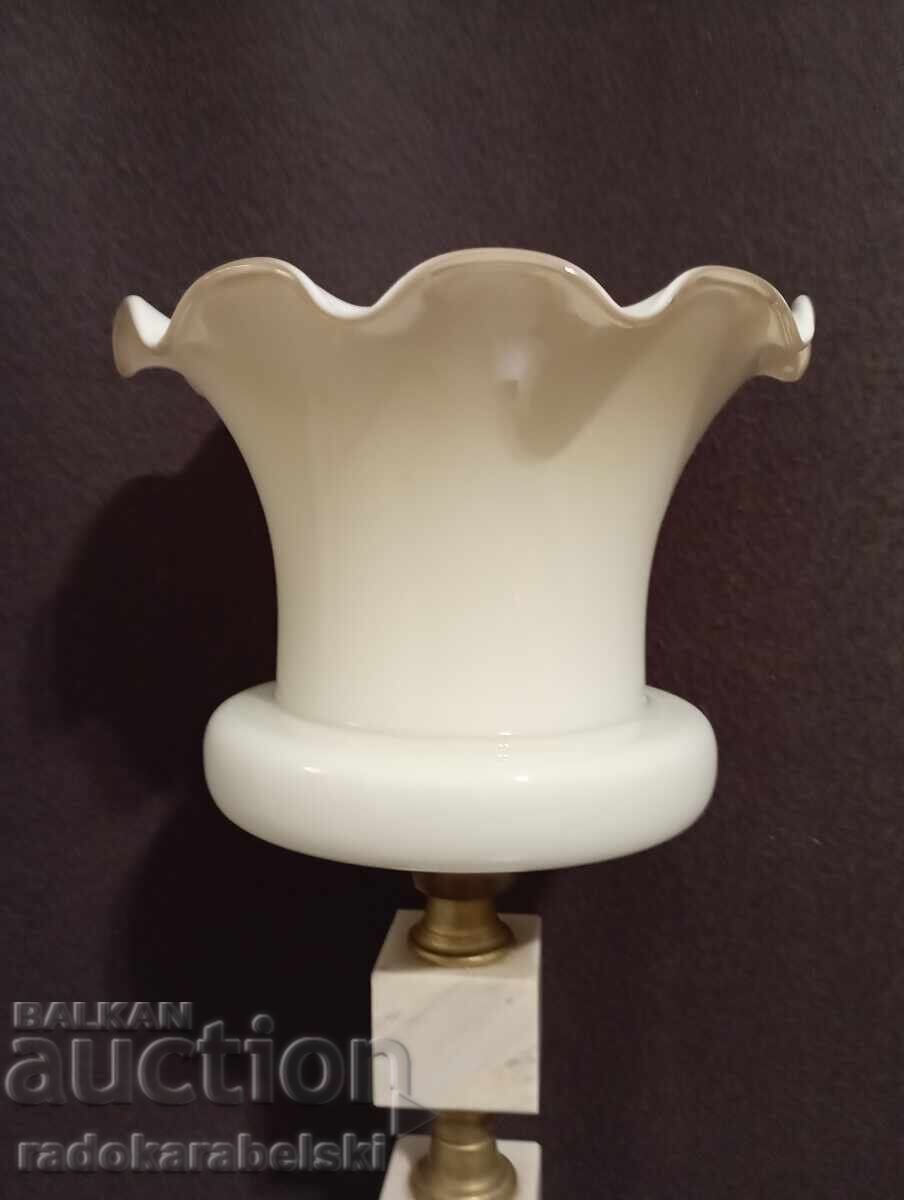 Licitație Lampă de marmură frumoasă cu abajur din sticlă albă Licitație Lampă de marmură frumoasă cu abajur din sticlă albă
