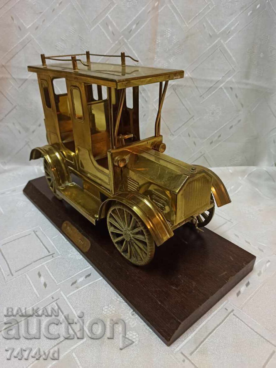 Massive large brass model of a retro taxi for a desk or other with price € 100.00 | 195.58 BGN Massive large brass model of a retro taxi for a desk or other with price € 100.00 | 195.58 BGN