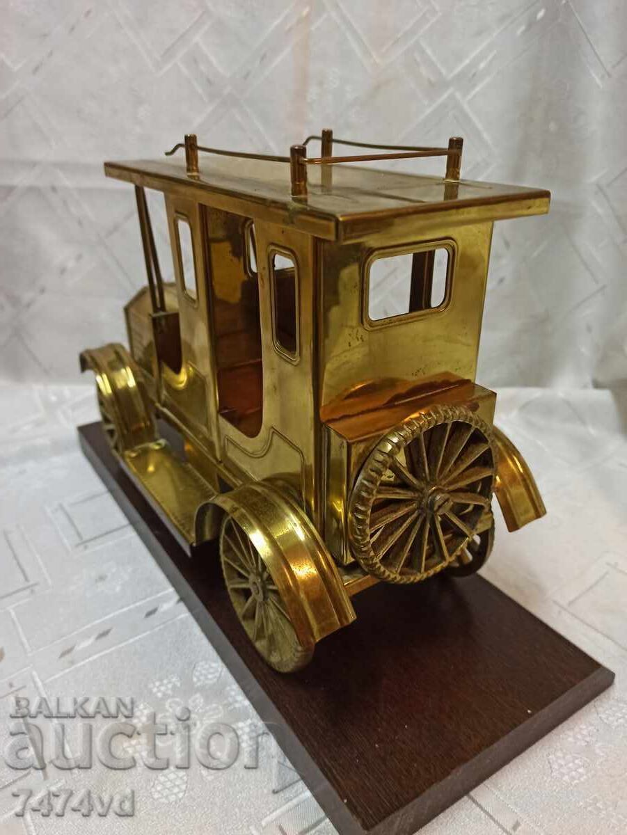 Auction Massive large brass model of a retro taxi for a desk or other Auction Massive large brass model of a retro taxi for a desk or other