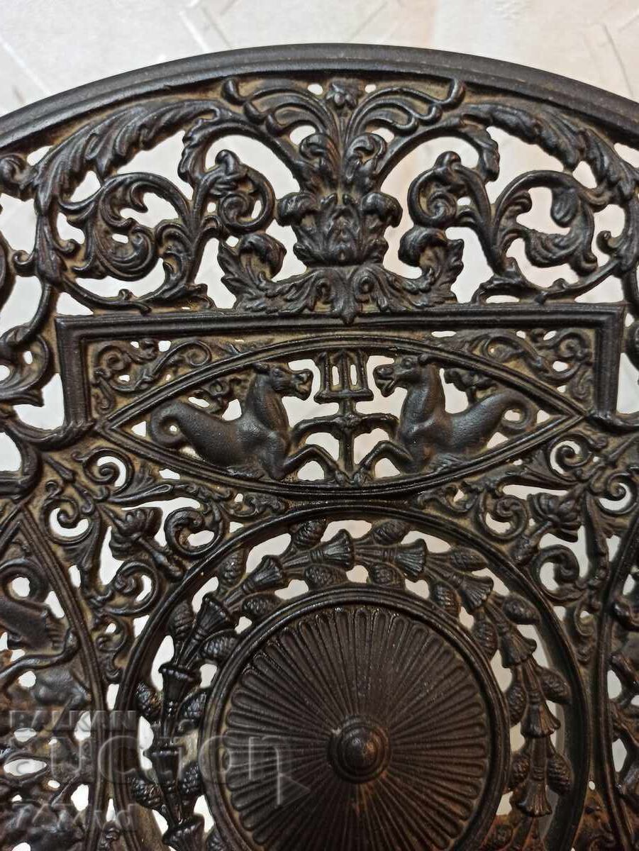 Platou masiv din fontă Buderus, cai și crin heraldic cu preț € 90.00 | 176.02 BGN Platou masiv din fontă Buderus, cai și crin heraldic cu preț € 90.00 | 176.02 BGN