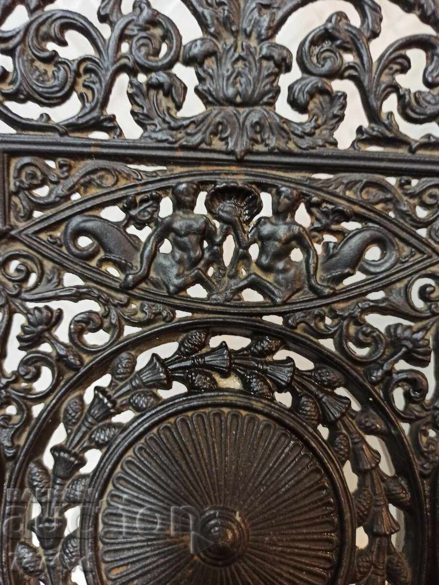 Licitație Platou masiv din fontă Buderus, cai și crin heraldic Licitație Platou masiv din fontă Buderus, cai și crin heraldic