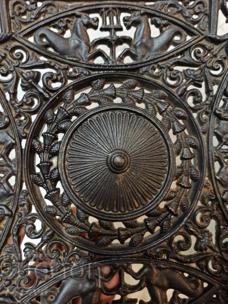 Доставка на Масивна чугунена чиния Buderus ,коне и хералдична лилия Доставка на Масивна чугунена чиния Buderus ,коне и хералдична лилия