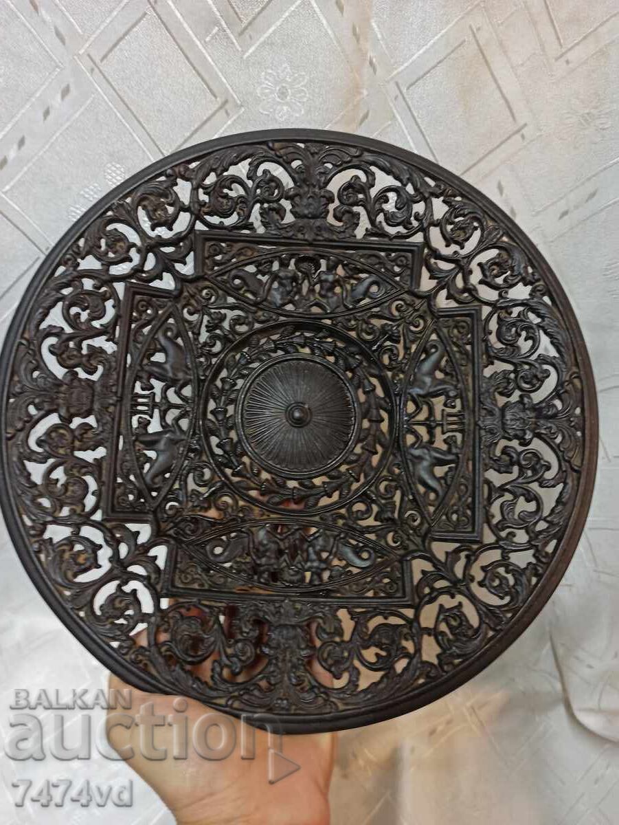 Масивна чугунена чиния Buderus ,коне и хералдична лилия Масивна чугунена чиния Buderus ,коне и хералдична лилия