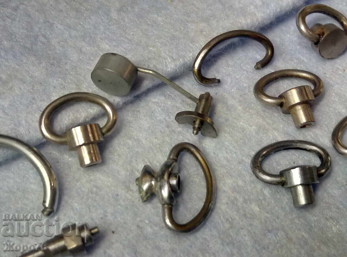 Licitație Lot de piese de ceasornicărie pentru ceas deșteptător, ceas de buzunar / Cheie Licitație Lot de piese de ceasornicărie pentru ceas deșteptător, ceas de buzunar / Cheie