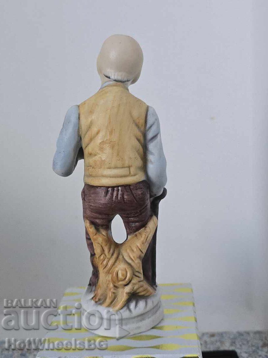 Două figurine de porțelan cu preț 5.99 BGN | € 3.06 Două figurine de porțelan cu preț 5.99 BGN | € 3.06