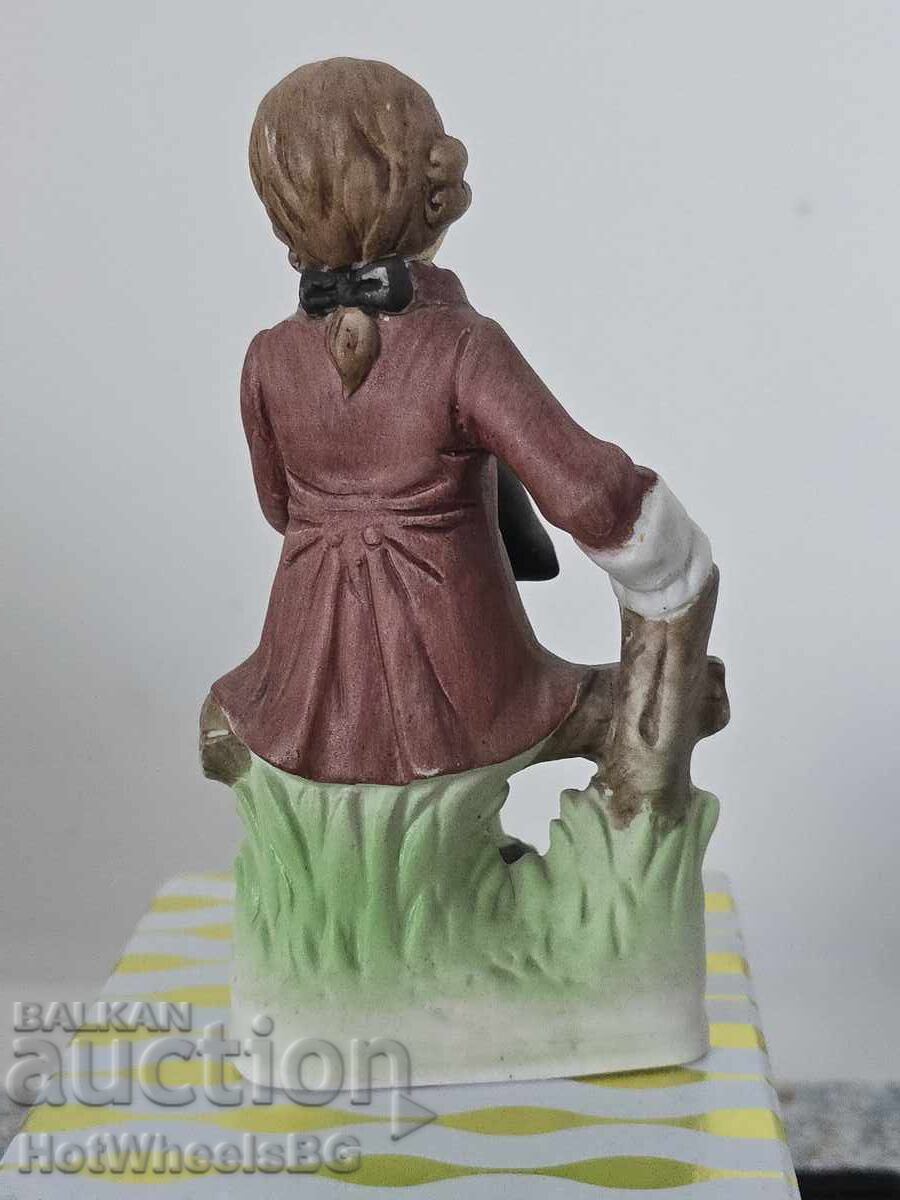 Delivery of Porcelain figurine Delivery of Porcelain figurine