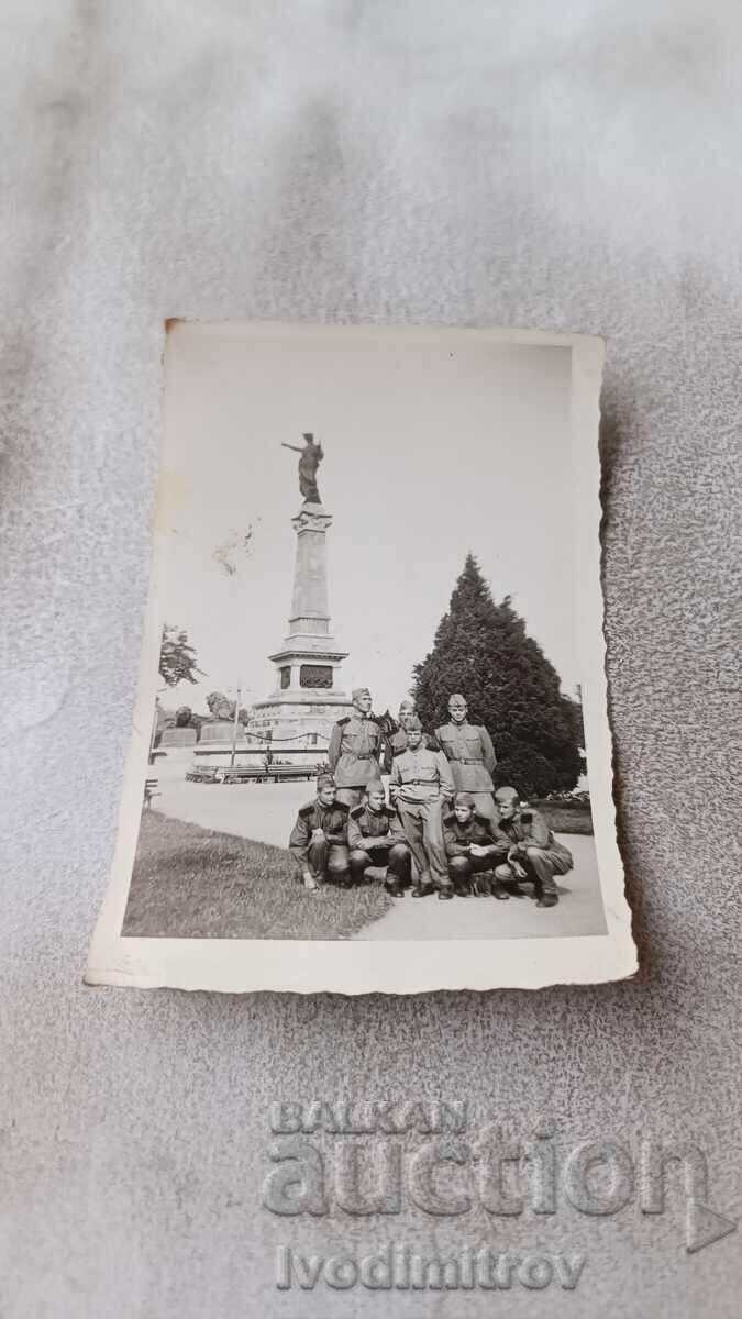 Снимка Русе Офицери и войници пред паметникът на Свободата Снимка Русе Офицери и войници пред паметникът на Свободата