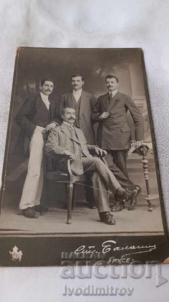 Fotografie Patru tineri Carton Fotografie Patru tineri Carton