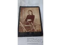 Снимка Младо момиче в черна рокля Картон