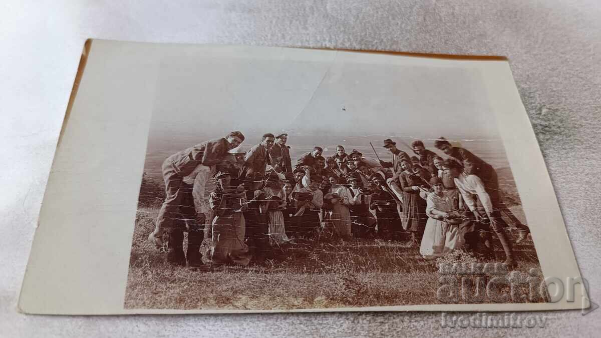 Снимка Младежи и девойки при манастира Св. Спасъ 1920 Снимка Младежи и девойки при манастира Св. Спасъ 1920