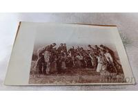 Снимка Младежи и девойки при манастира Св. Спасъ 1920