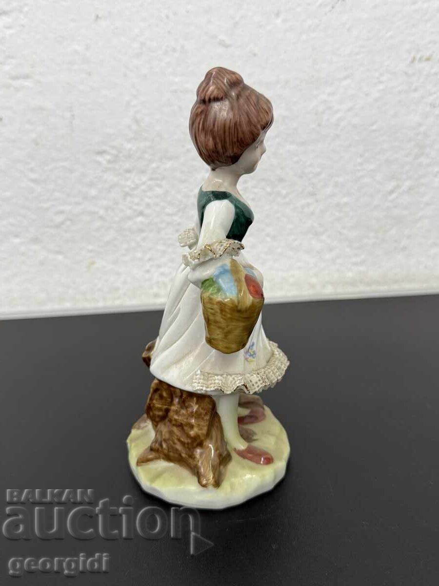 Παράδοση Ζωγραφισμένη πορσελάνινη φιγούρα. Νο. 7725