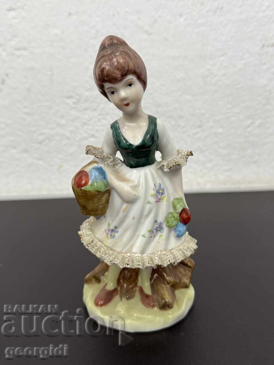 Ζωγραφισμένη πορσελάνινη φιγούρα. Νο. 7725